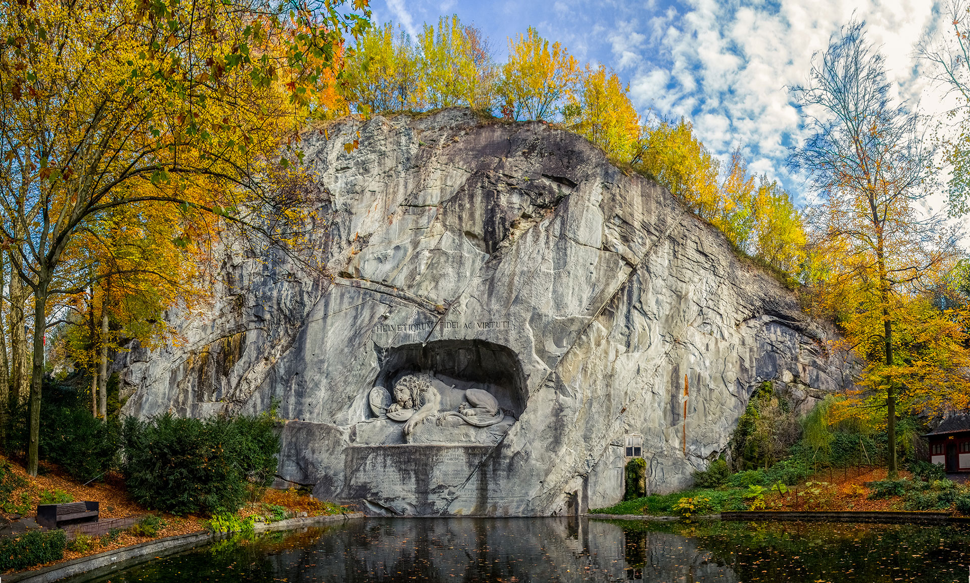Lion-Monument-in-Lucerne-Switzerland