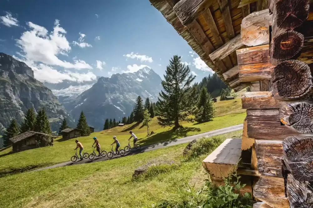 grindelwald-first-first-trottibike-vier-personen-im-hintergrund