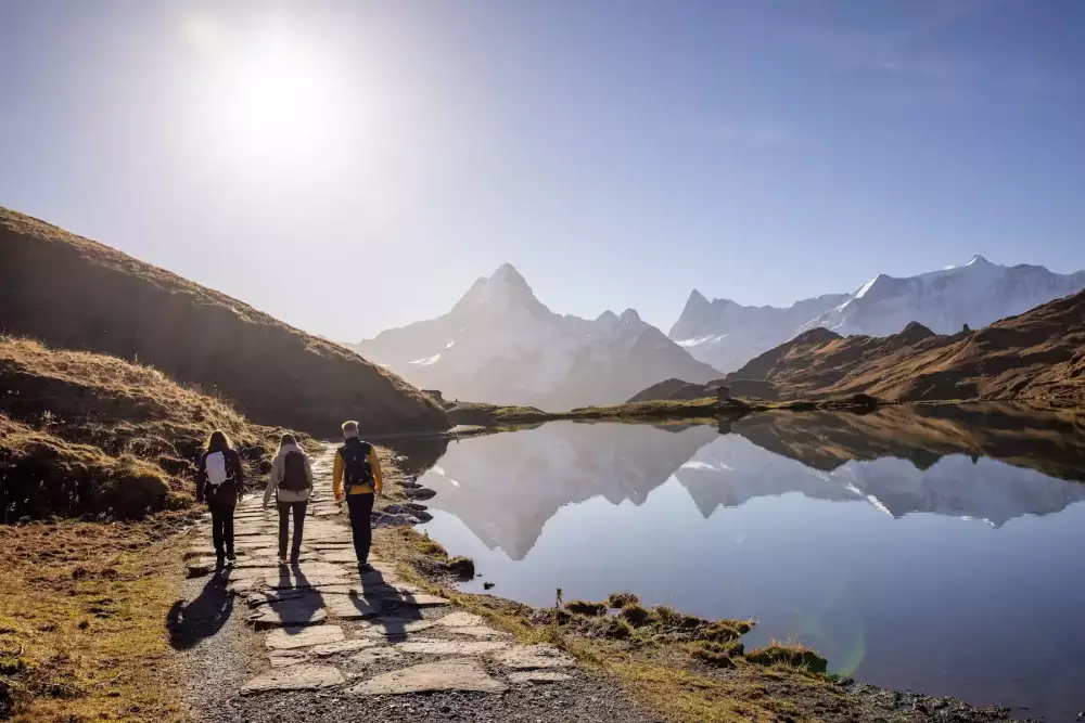 grindelwald-first-herbst-bachalpsee-wandern-3-personen-von-hinten