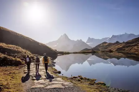 grindelwald-first-herbst-bachalpsee-wandern-3-personen-von-hinten