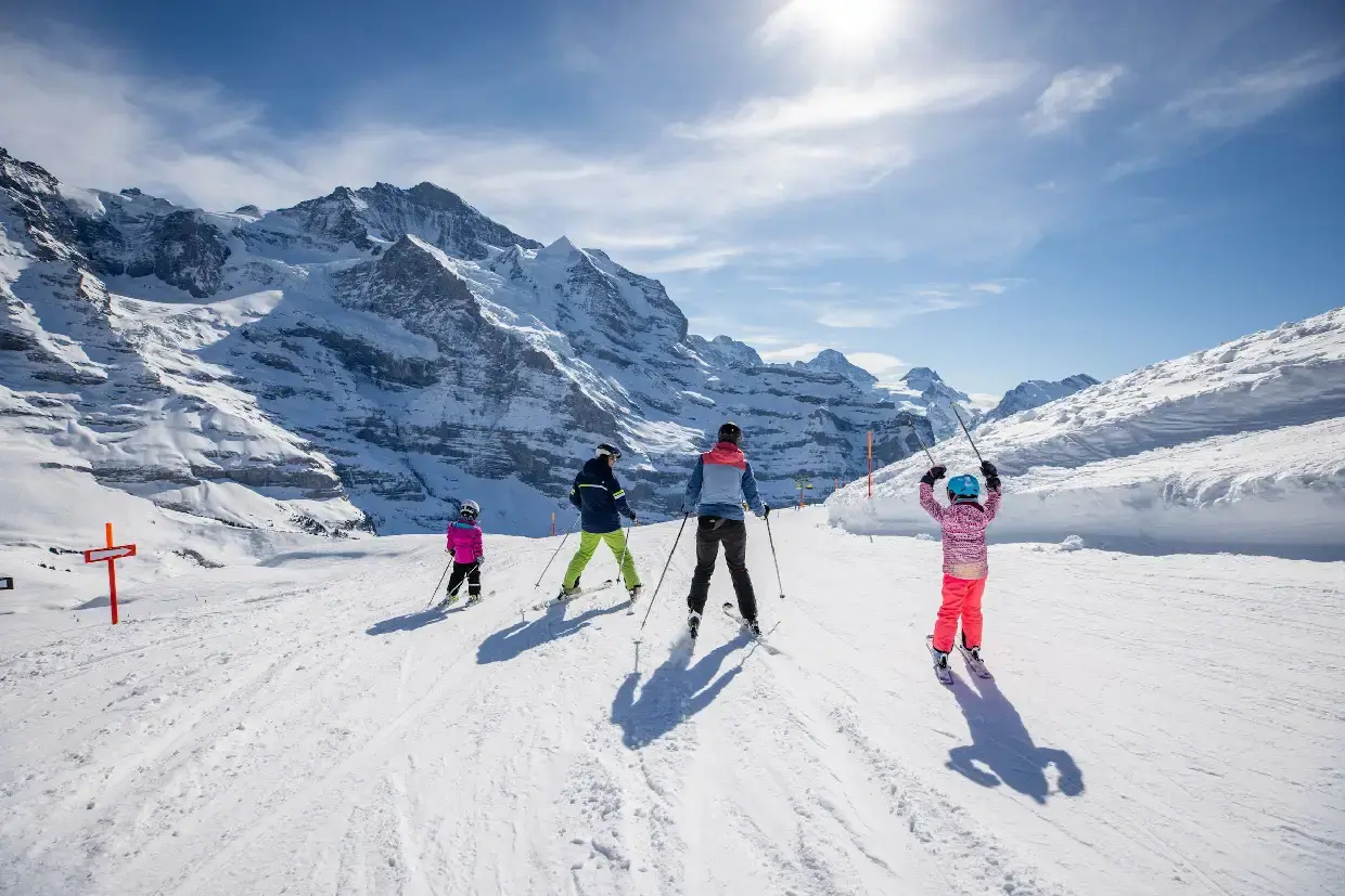 Skifahren-Familie-4-Personen-von-hinten