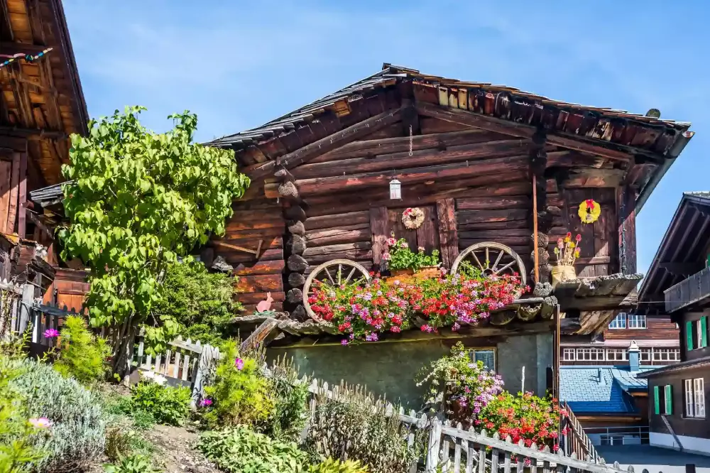 Wood-chalet-Murren