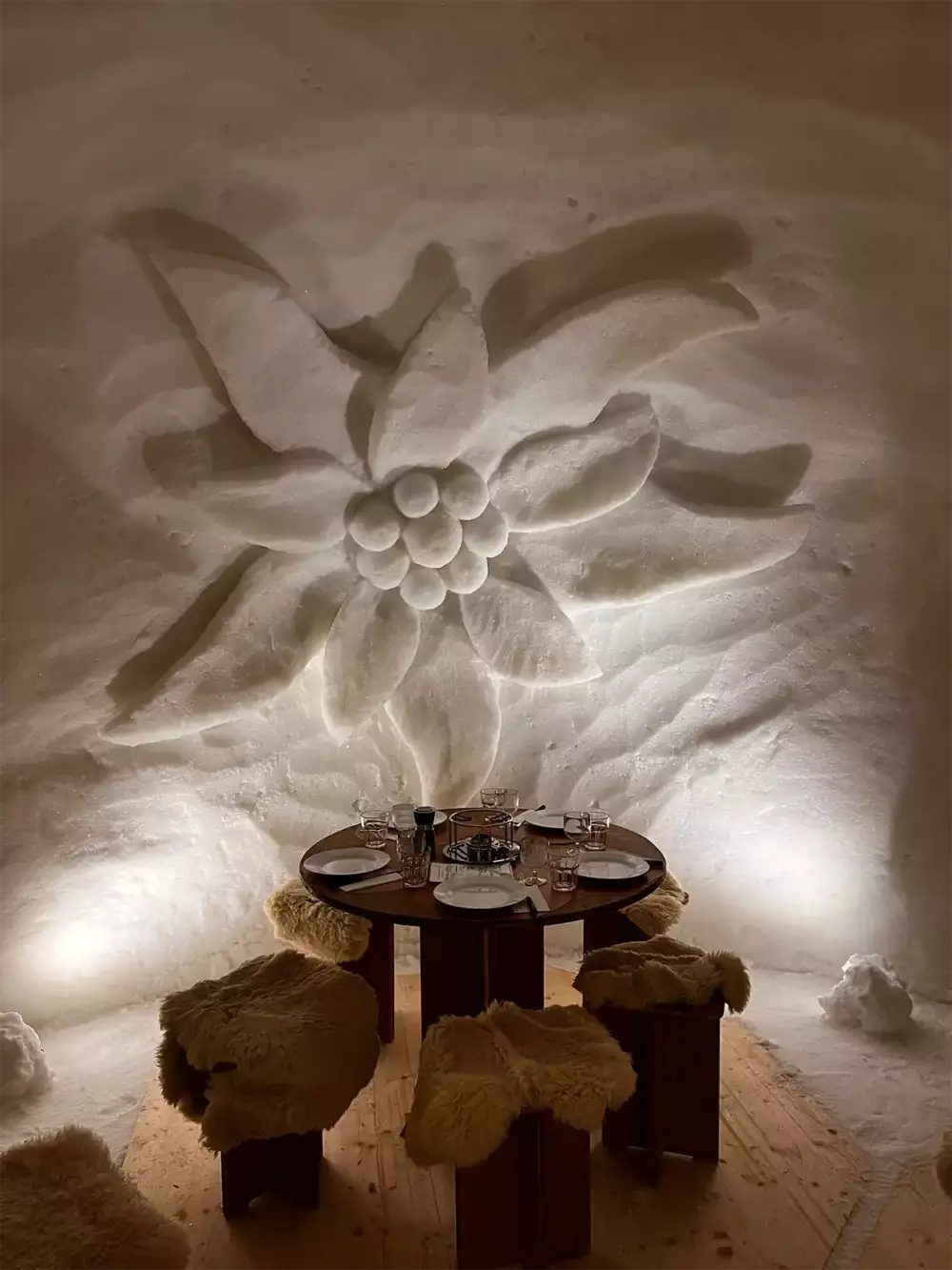 fondue-dinner-in-an-igloo